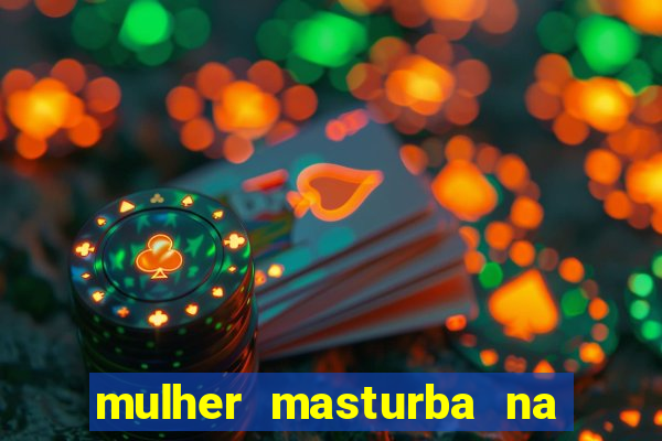 mulher masturba na quina da cama